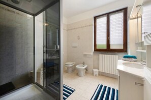 Shower, free toiletries, hair dryer, towels