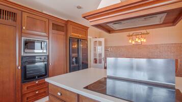 Een koelkast, een magnetron, een kookplaat, een vaatwasser