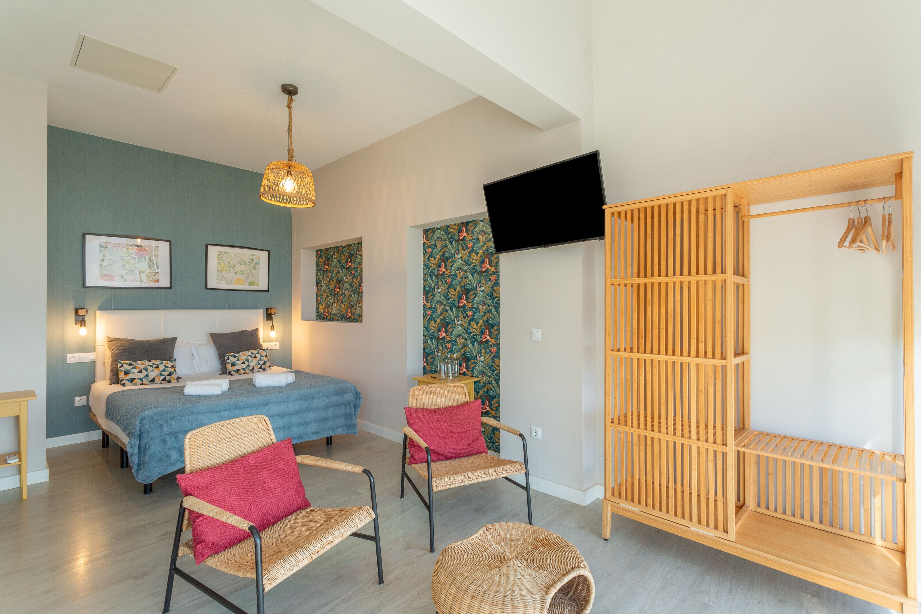 1 dormitorio, tabla de planchar con plancha, wifi y ropa de cama