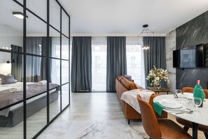 1 bedroom, iron/ironing board, WiFi, bed sheets - Stylish Apartment with Balcony | Close to Old Market and Parking (Poznań)