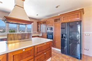 Microwave, coffee/tea maker, electric kettle, toaster
