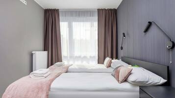 1 dormitorio, tabla de planchar con plancha, wifi y ropa de cama