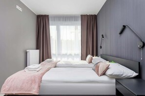 1 dormitori, planxa i posts de planxar, wifi i roba de llit