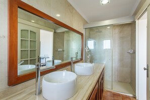 Douche, sèche-cheveux, serviettes fournies