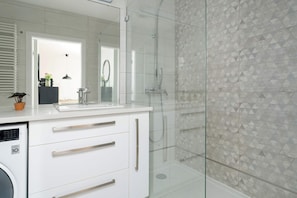 Dusche, Haartrockner, Handtücher, Shampoo