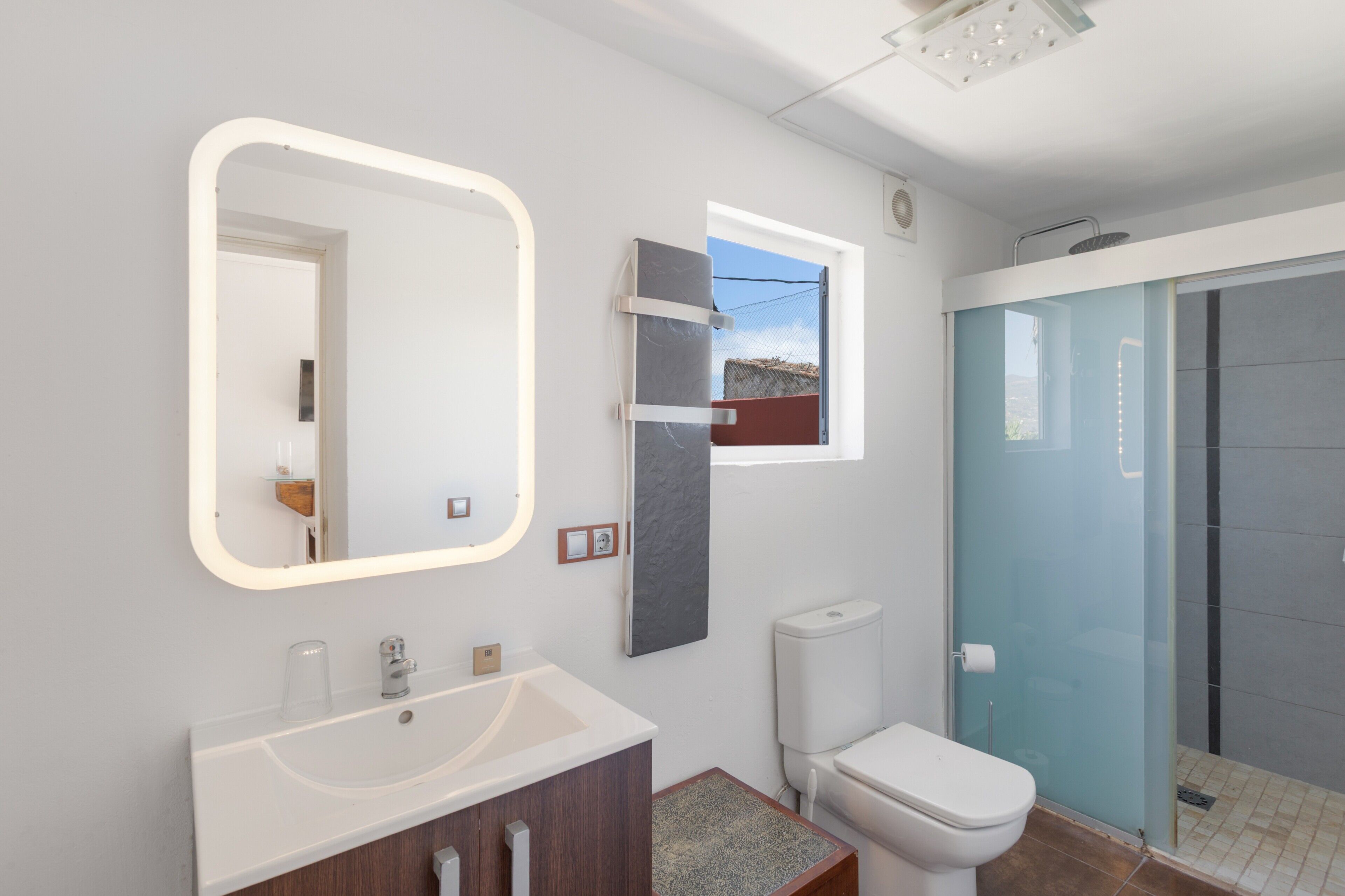 Douche, sèche-cheveux, serviettes fournies