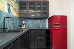 Kjøleskap, kokeplater, oppvaskmaskin og kaffetrakter/tekoker