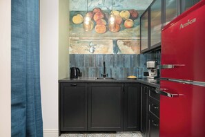 Fridge, stovetop, dishwasher, coffee/tea maker