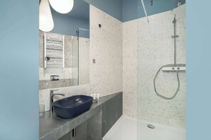 Shower, hair dryer, towels