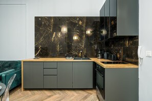 Fridge, oven, stovetop, dishwasher