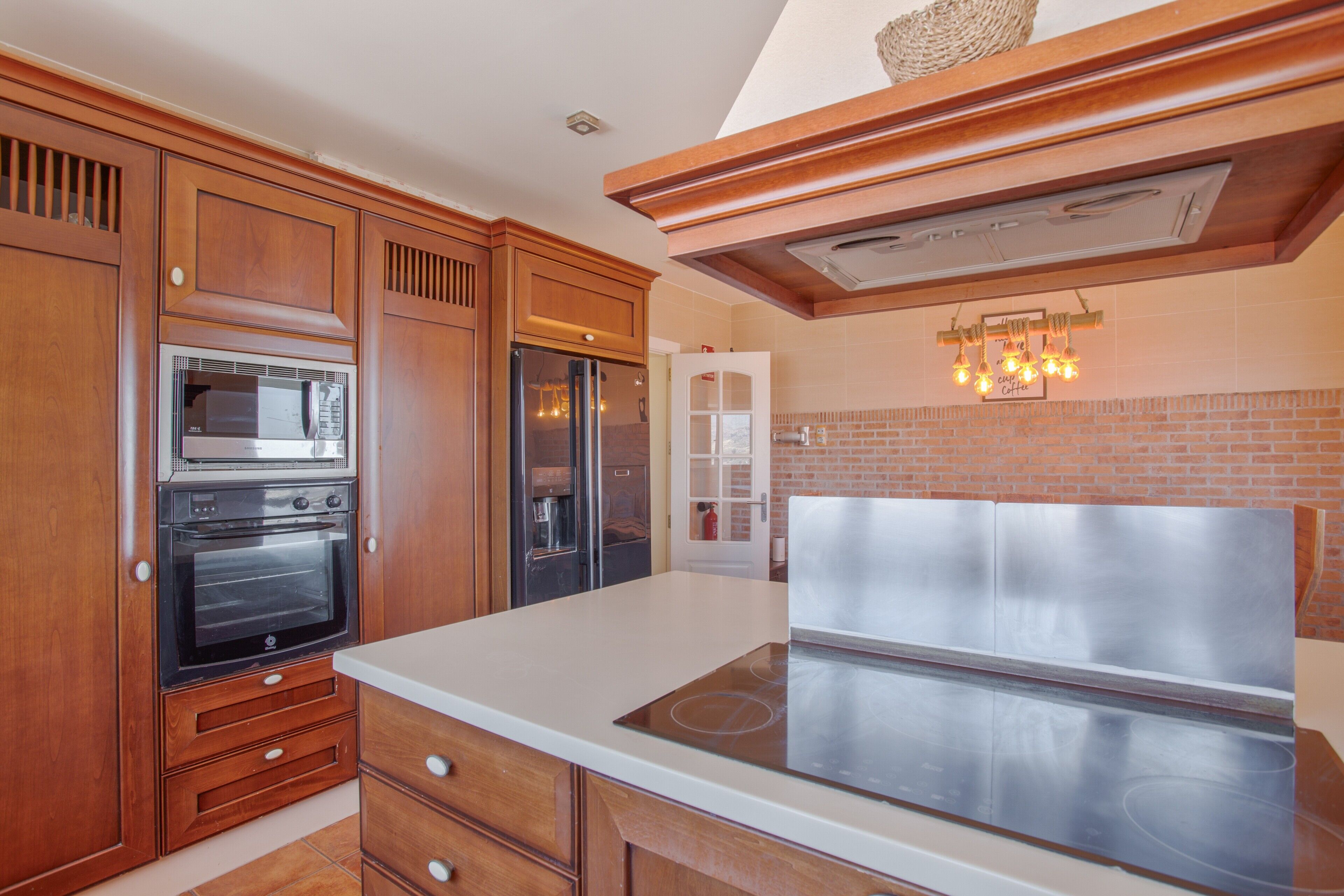 Réfrigérateur, micro-ondes, plaque de cuisson, lave-vaisselle