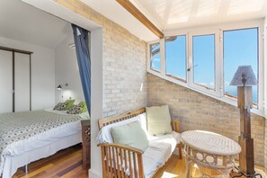 1 slaapkamer, een strijkplank/strijkijzer, wifi, beddengoed