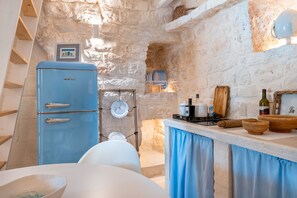 Kühlschrank, Mikrowelle, Herdplatte, Geschirrspüler