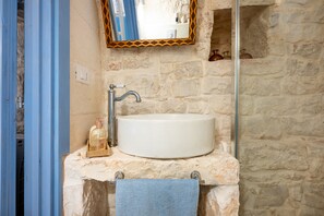 Shower, hair dryer, towels - Trullo 'Alma' with Private Terrace, Wi-Fi and Air Conditioning (Ostuni)