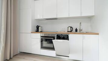 Fridge, oven, stovetop, dishwasher