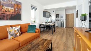 A modern apartment with a living room, dining area, and kitchen. - Stylish Apartment in Poznan | Terrace | Parking (Poznań)