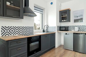 Fridge, microwave, oven, stovetop - Główna 33 | Elegant Apartment | Terrace | Parking (Poznań)