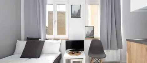 Iron/ironing board, WiFi, bed sheets