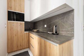 ثلاجة، ميكروويف، موقد طهي مسطح، مستلزمات طهي/أطباق/أوعية