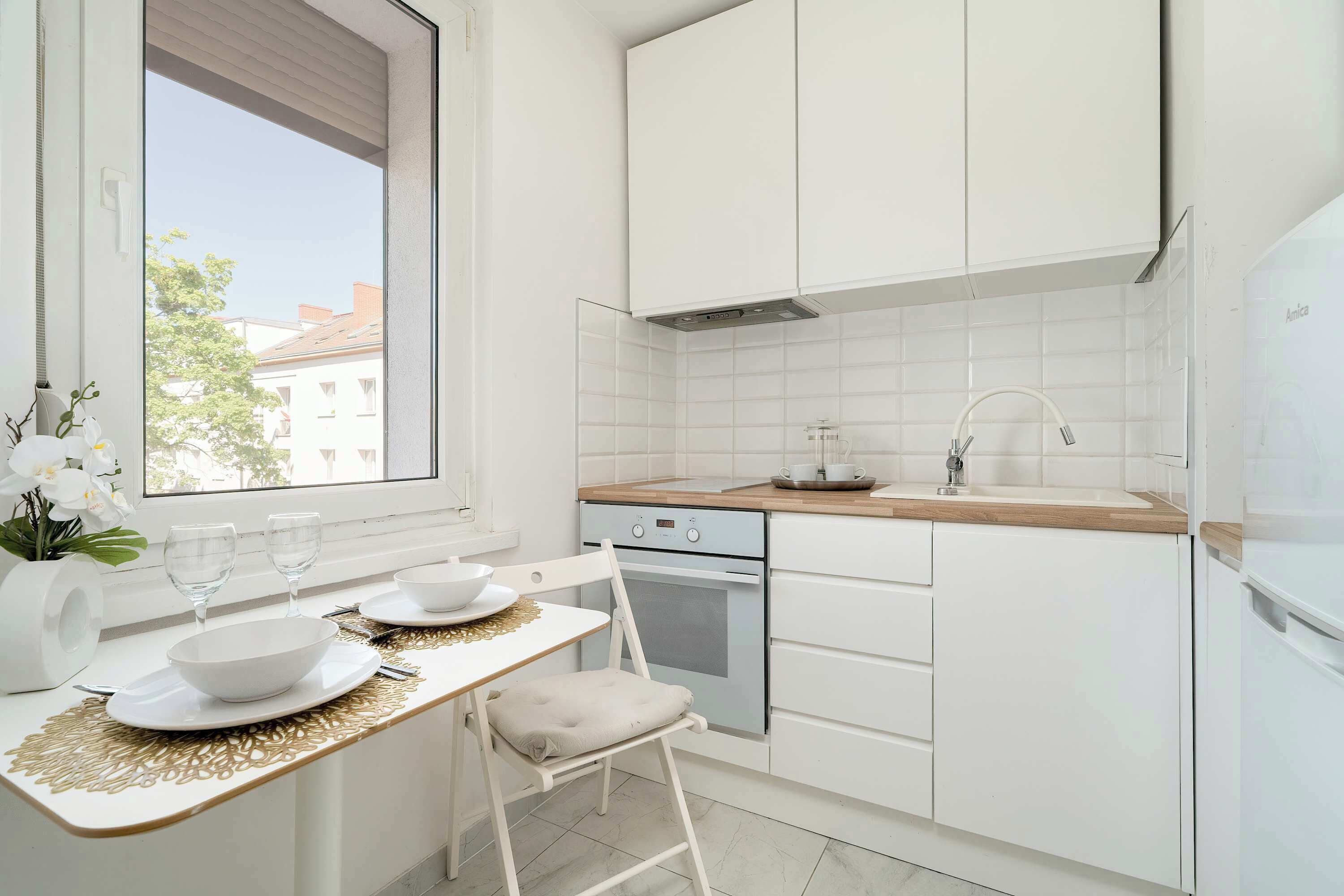 Fridge, oven, stovetop, cookware/dishes/utensils