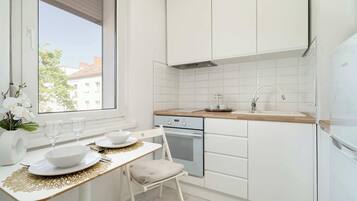 Réfrigérateur, four, plaque de cuisson, bouilloire électrique