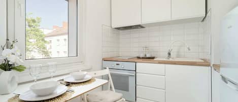 Frigorifero, forno, piano cottura, pentole/stoviglie/utensili