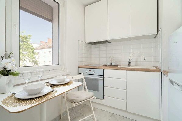 Fridge, oven, stovetop, electric kettle