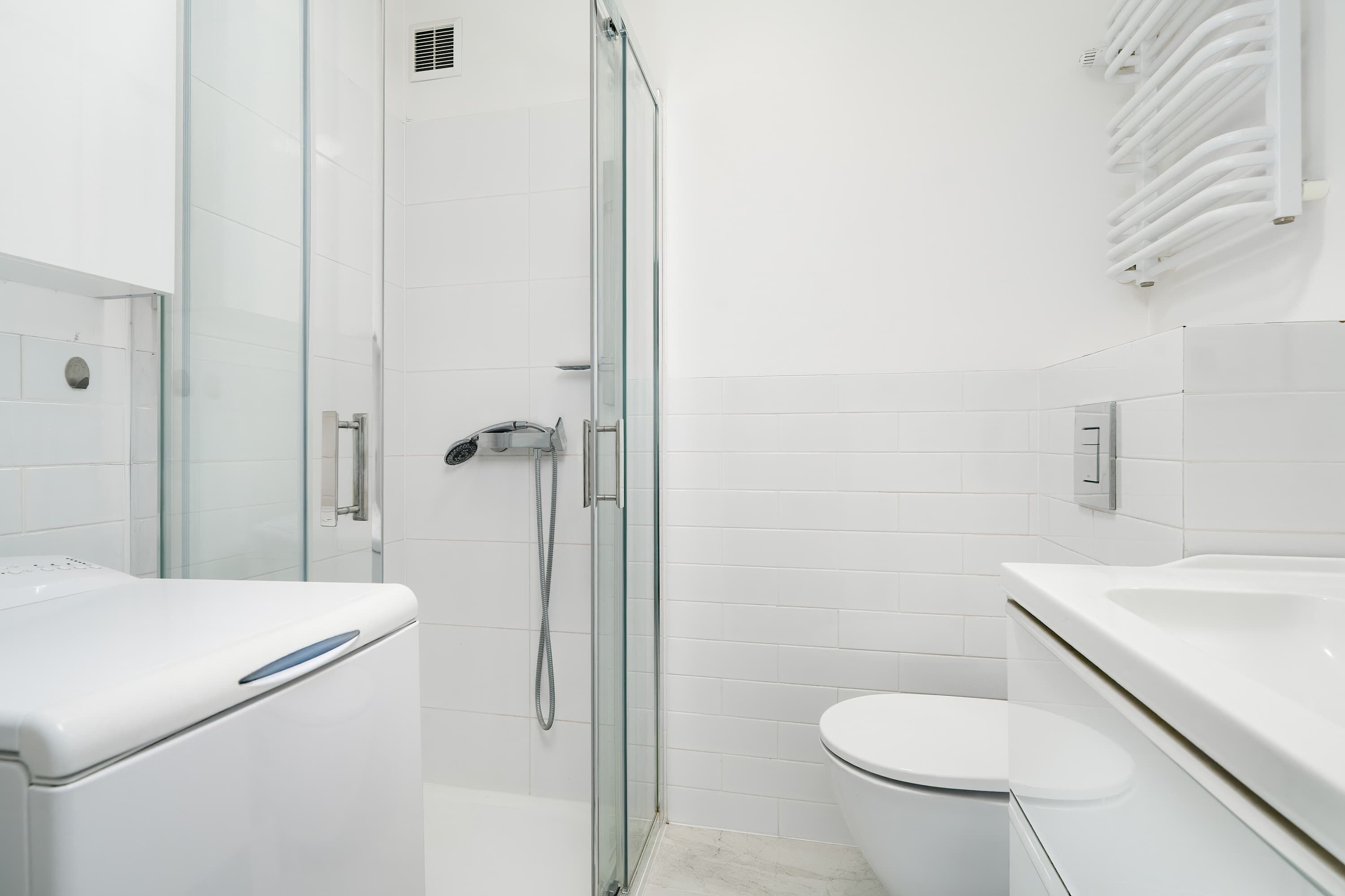 Shower, hair dryer, towels, shampoo