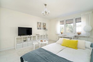 Schreibtisch, Bügeleisen/Bügelbrett, Reisekinderbett, WLAN