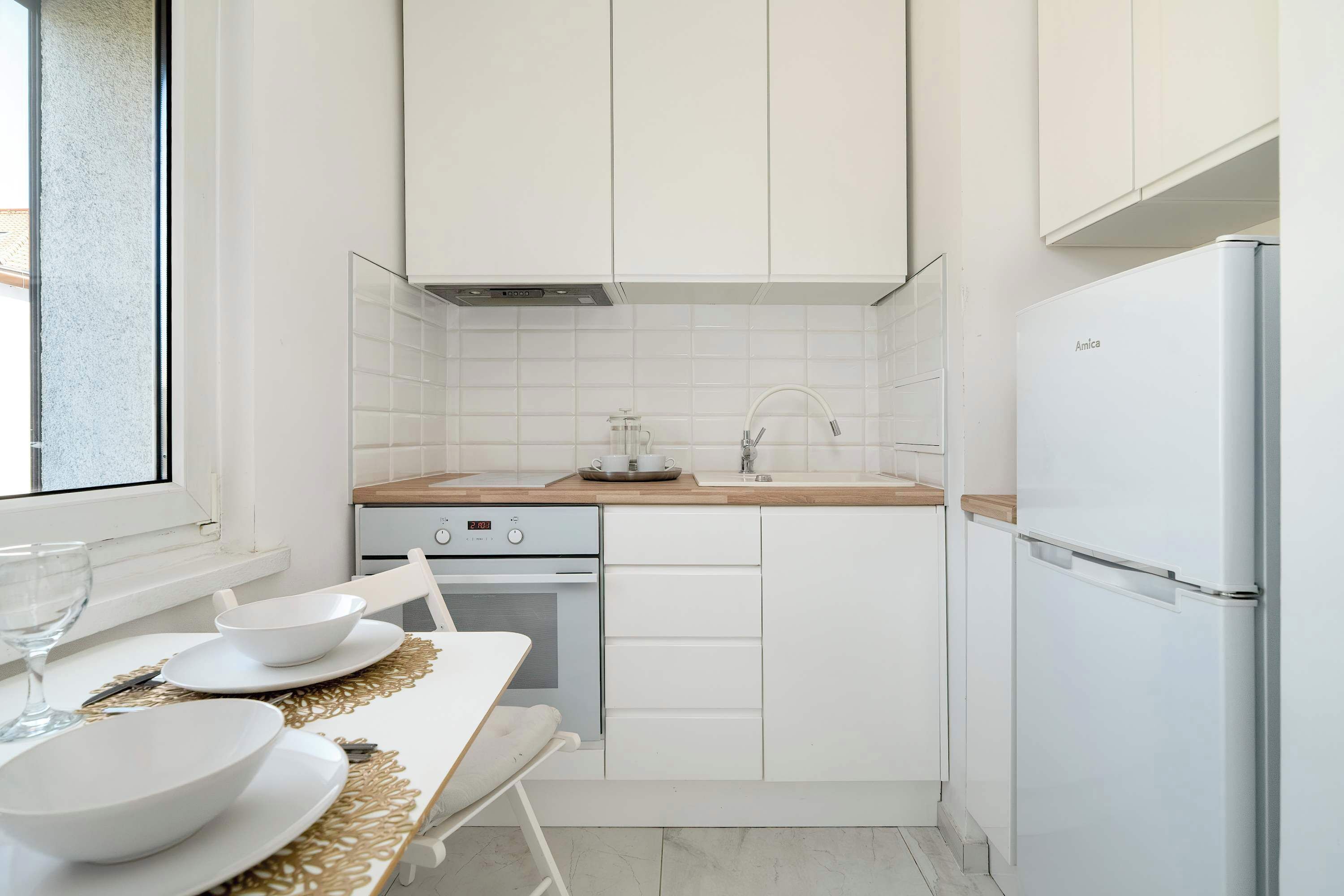 Fridge, oven, stovetop, cookware/dishes/utensils