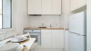 Réfrigérateur, four, plaque de cuisson, bouilloire électrique