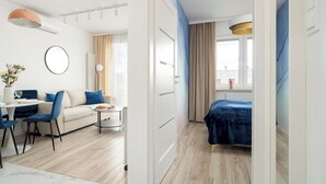 Un appartement moderne comprenant un coin repas, un salon et une chambre.