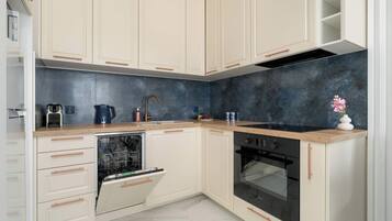 Kjøleskap, mikrobølgeovn, ovn og kokeplater