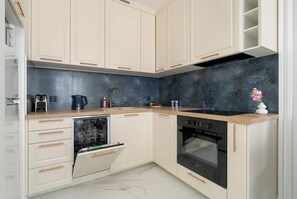 Fridge, microwave, oven, stovetop - Stylish Apartment with Balcony | Parking | Close to Malta Lake (Poznań)