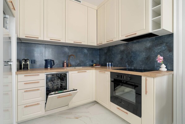 Fridge, microwave, oven, stovetop