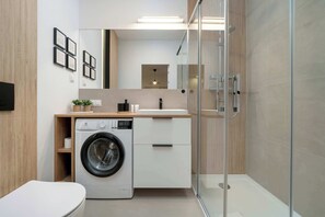 Shower, free toiletries, hair dryer, towels