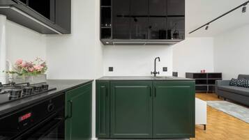 Frigorifero, microonde, forno, piano cottura