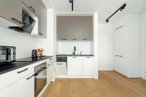 Refrigerador, microondas, horno, placa de cocina