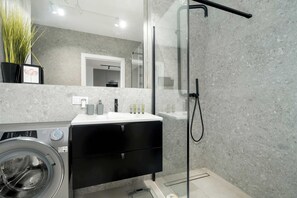 Dusche, Haartrockner, Handtücher, Shampoo