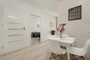 Dining - Elegant Apartment with Balcony | Parking | Quiet Neighborhood (Wrocław)