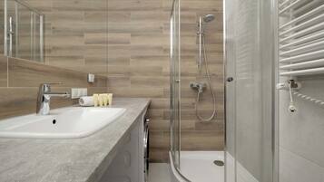 Douche, sèche-cheveux, serviettes fournies, shampoing