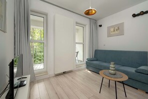 TV - Elegant Apartment with Balcony | Parking | Quiet Neighborhood (Wrocław)