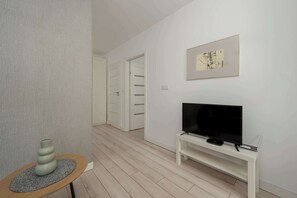 Interior - Elegant Apartment with Balcony | Parking | Quiet Neighborhood (Wrocław)
