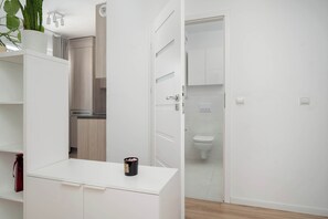 Shower, hair dryer, towels, shampoo - Modern Studio with a Balcony | Near the River (Wrocław)