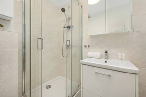 Shower, hair dryer, towels, shampoo