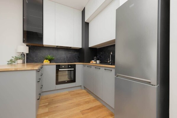 Fridge, oven, stovetop, dishwasher