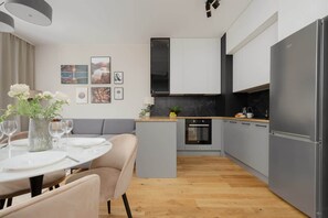 Fridge, oven, stovetop, dishwasher