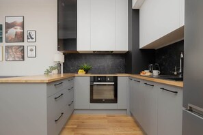 Fridge, oven, stovetop, dishwasher