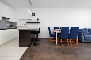 Dining - Spacious Apartment for 6 Persons | Balcony and Workspace (Warszawa)