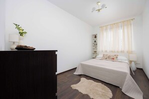 2 bedrooms, desk, iron/ironing board, WiFi